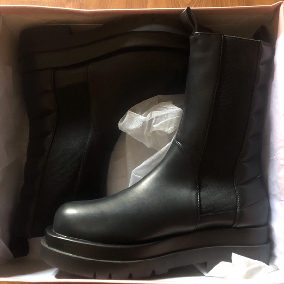Chelsea Boots - Picture 1 of 5
